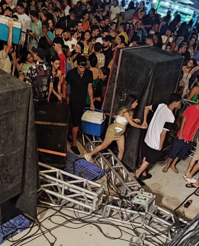 Nova Palmeira: Estrutura de som de palco desaba durante festa e deixa duas pessoas feridas