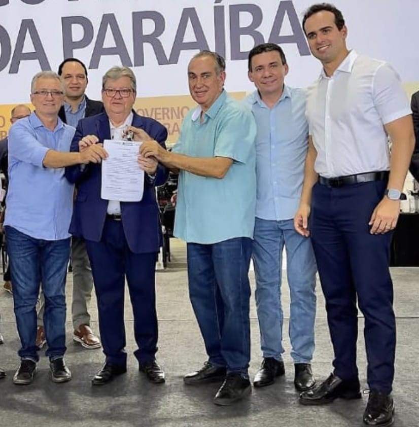 Prefeito e Vice de Remígio Participam de Evento e Comemoram Novo Ônibus Escolar para o Município