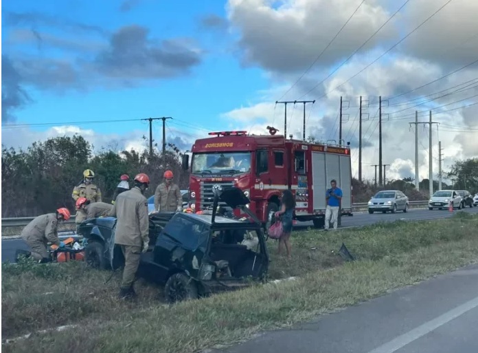 Carro capota e cai em vala na BR-230; duas pessoas ficaram feridas