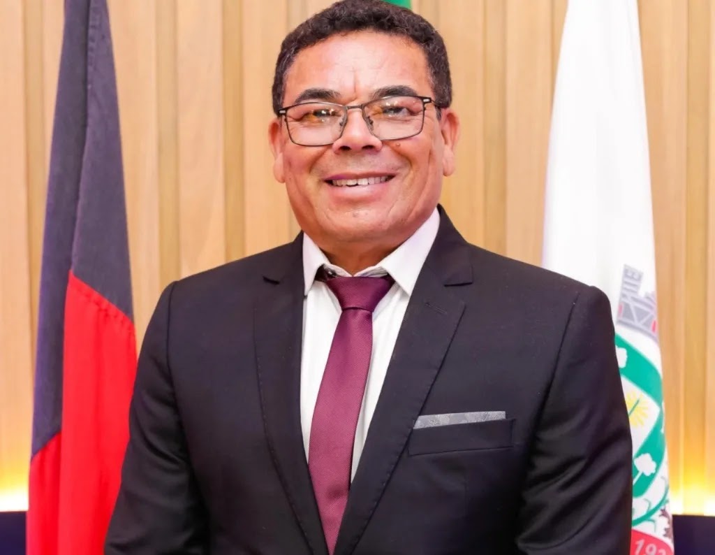 Esculhambação: Prefeito de Nova Floresta nomeia dois filhos e quatro integrantes da família do ex-gestor para assumir secretarias do município