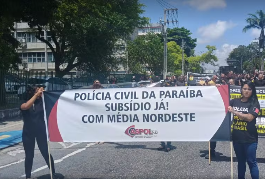 Policiais civis, penais e militares fazem protesto em João Pessoa