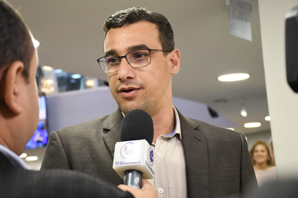 Deputado Chió Reforça Compromisso com a Democracia em Publicação nas Redes Sociais