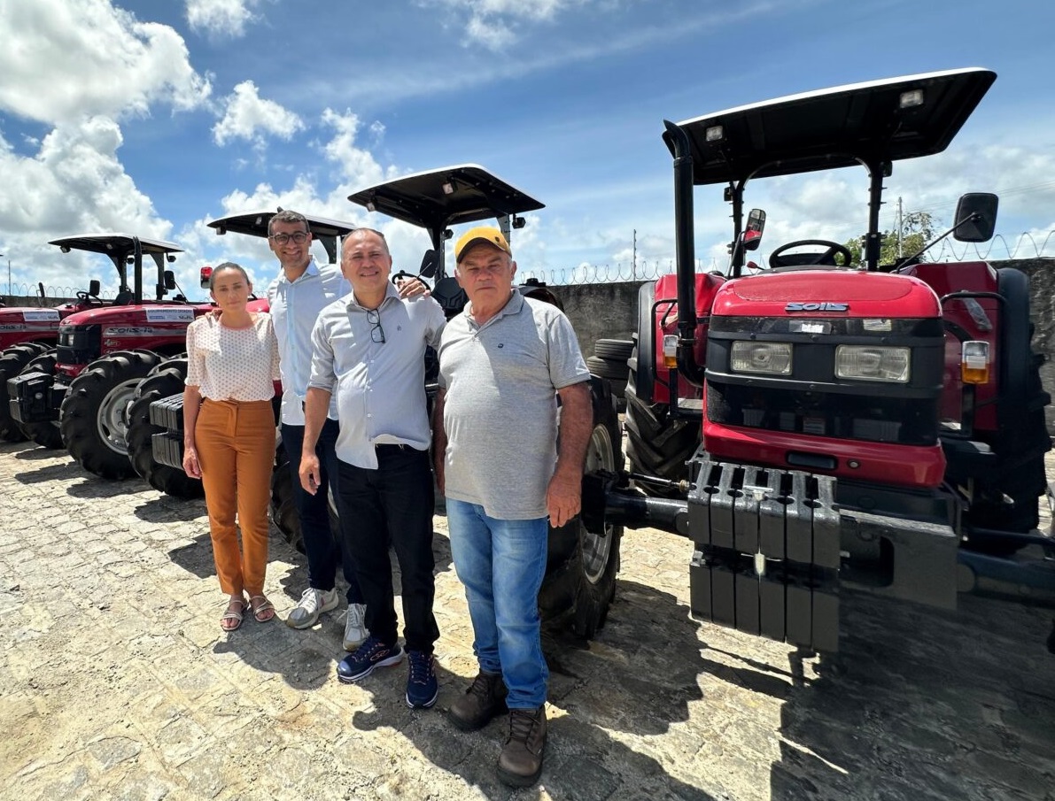 ​  Deputado Chió entrega tratores a agricultores de Remígio para fortalecer a produção rural